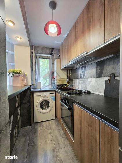 Apartament cu 3 camere semidecomandat în Podu Roș