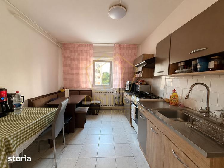 Apartament cu 4 camere decomandat în Lipovei