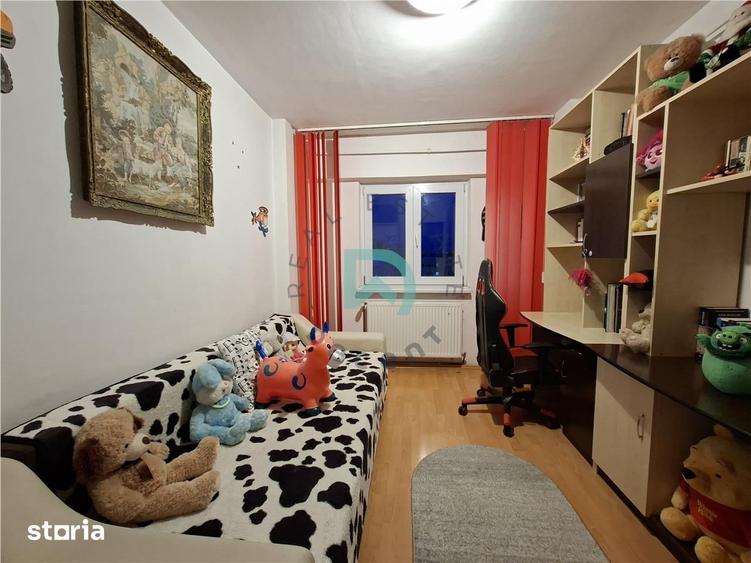 Apartament cu 3 camere decomandat în Astra