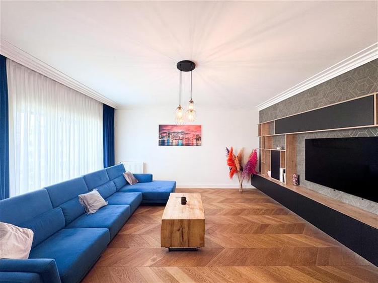 Apartament cu 4 camere decomandat în Tei