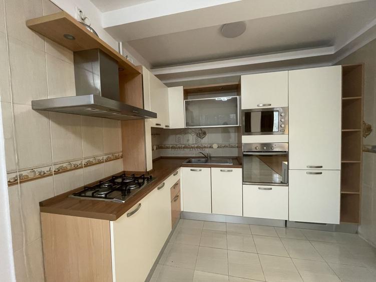 Apartament cu 3 camere semidecomandat, mobilat în Primăverii