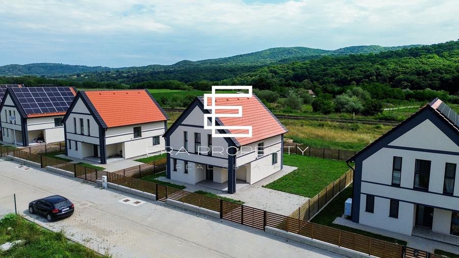 Casă individuală cu 4 camere cu Canalizare în Est