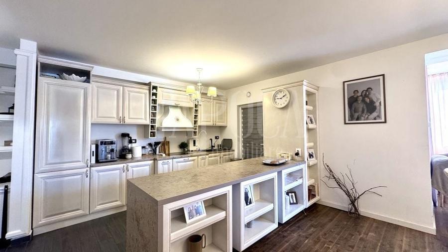 Apartament cu 5 camere semidecomandat în Florești