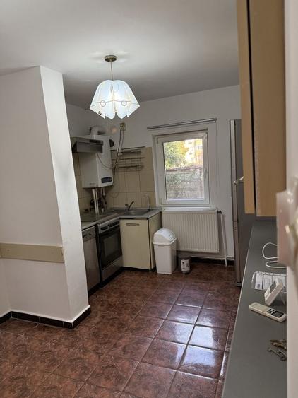 Inchrriez apartament 3 camere - 11