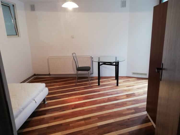 Apartament cu 8 camere decomandat, mobilat în Central