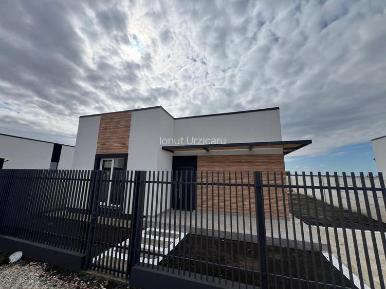 Casa de vanzare cu 4 camere 2 bai teren 300 Casa de vanzare cu 4 camere 2 bai teren 300