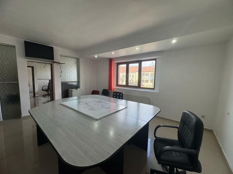 Birouri,sediul firme de închiriat  Etaj 1 în Aradul nou. - 3