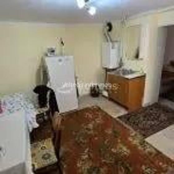 Resita, de vanzare casa, doua corpuri, curte, zona centrala