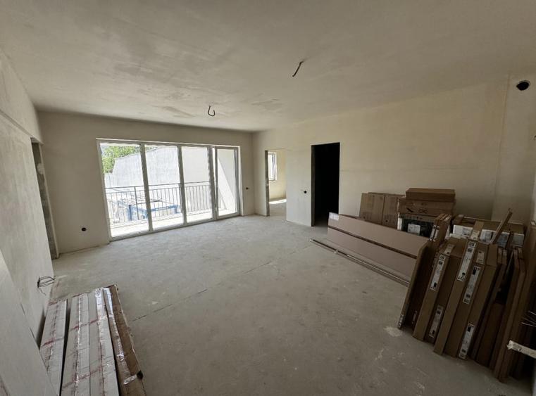 Apartament de 3 camere, zona semicentrala cu parcare - 1