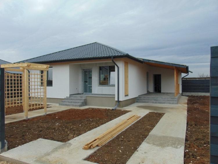 FARA COMISIOANE casa 3 camere PARTER + pod terasa camera tehnica LA CHEIE - 1