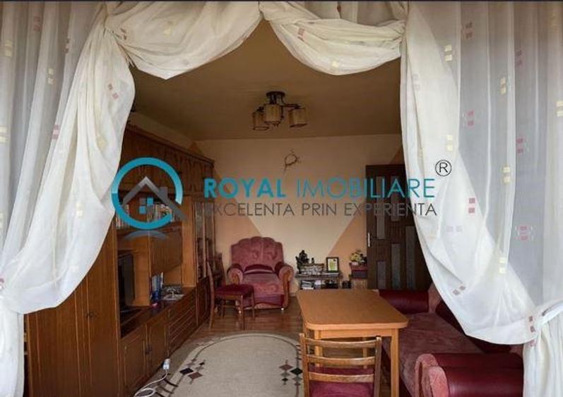 Royal Imobiliare - Vanzare apartament 4 camere zona 9 Mai - 2