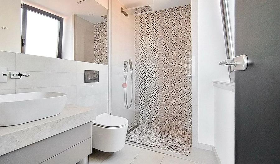 Priveliste Panoramica Spre Oras Si Masivul Tampa - 26