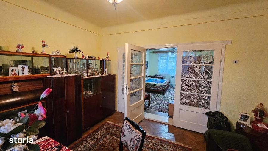 Casa de vanzare cu garaj ?i pivni?a, in ora? - 4