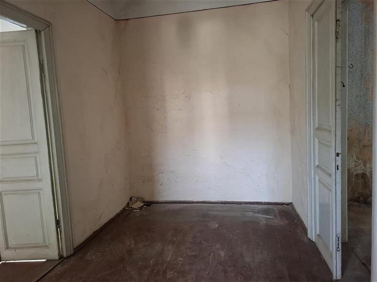 Casă individuală cu 6 camere cu Teren 2080 Mp în Sud