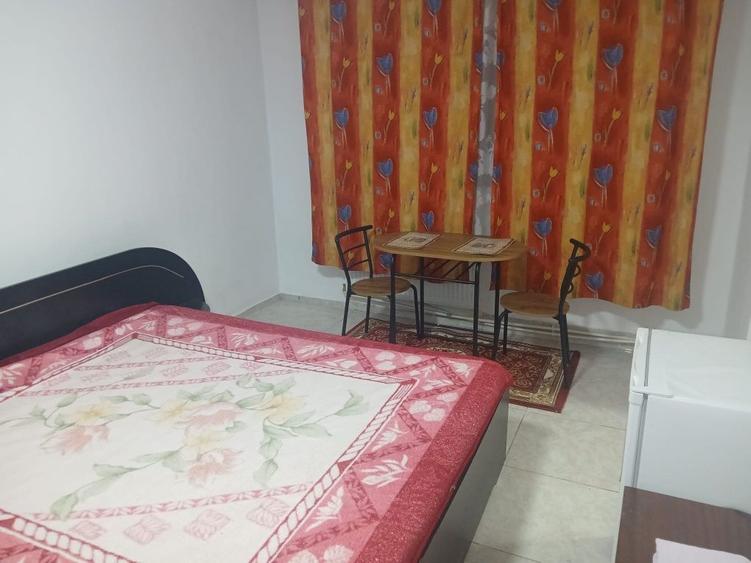 Persoana fizica inchiriez garsoniera zona piata deva - 2