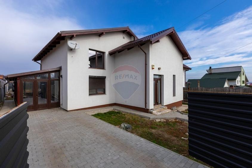 Casa / Vila cu 6 camere de vanzare P+M, varianta Margineni-Hemeius - 1