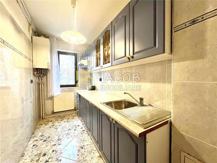 Apartament 3 camere decomandate, etaj 1, str. Narciselor 15, Bacau - 1