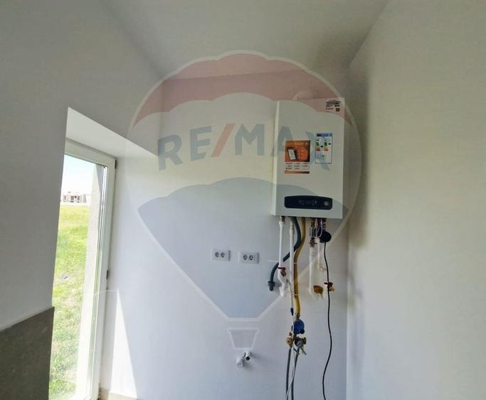 Casă / Vilă - 132,5 mp  , teren - 264 mp  / zona Cârcea - 16