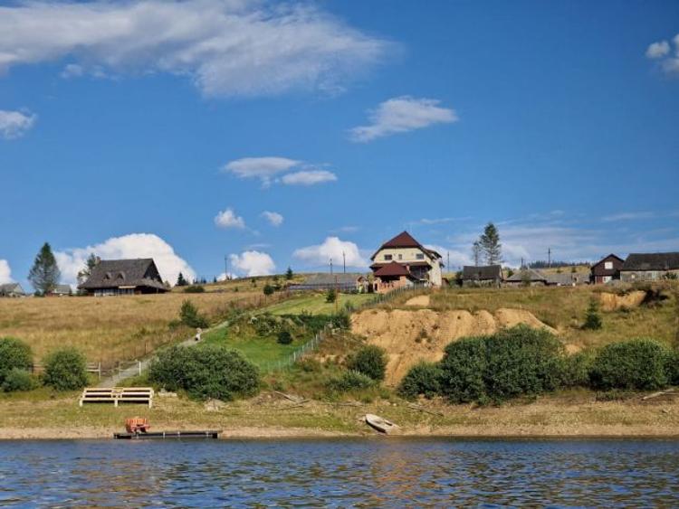Vand teren si casa istorica in Giurcuta de Sus pe malul lacului - 5