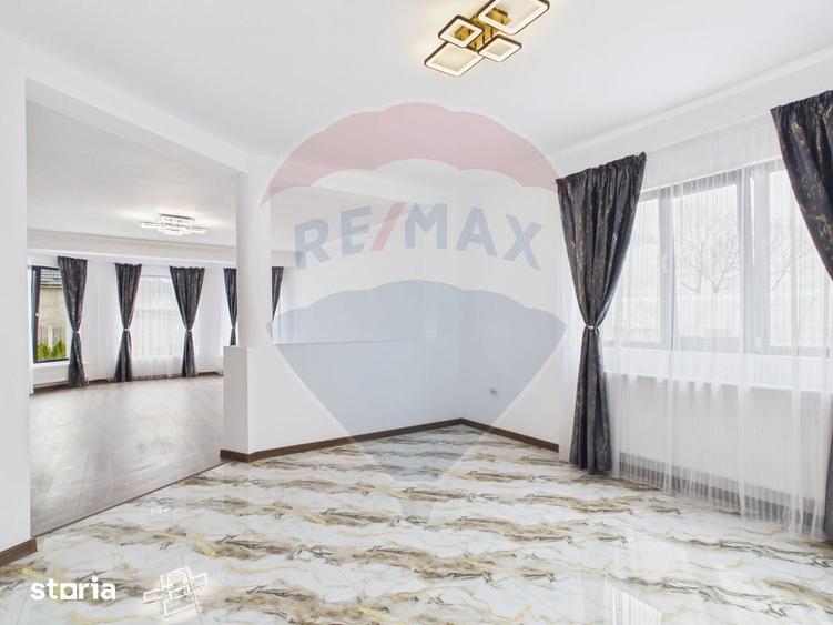 Casă cu 5 camere cu Teren 457 Mp în Vărăști