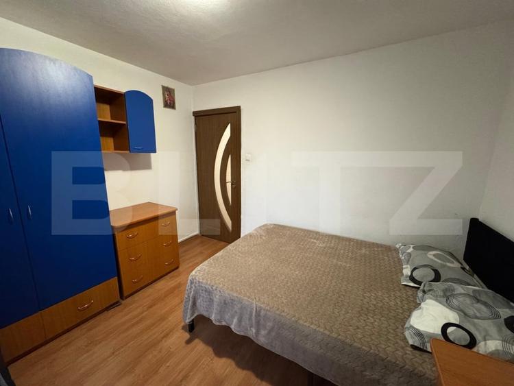Apartament cu 3 camere decomandat, mobilat în Craiovița Nouă