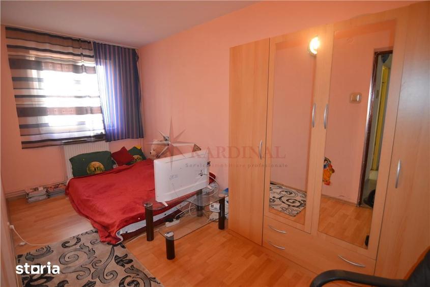 Apartament cu 3 camere decomandat în Astra