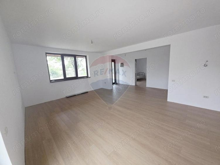 Casă cu 5 camere cu Teren 6110 Mp în Girov