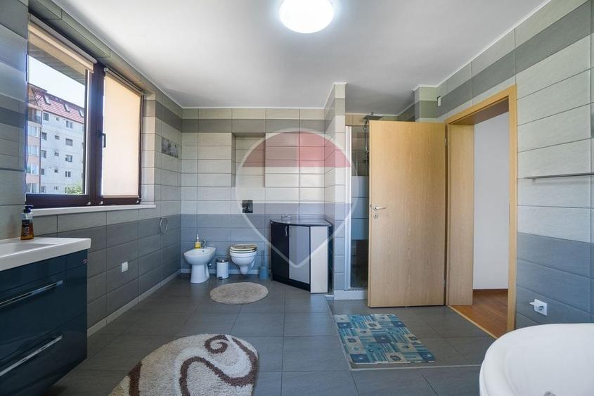 Casă individuală cu 7 camere cu Teren 1167 Mp în Tractorul