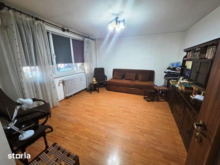 Colentina, intersectie Fundeni, bloc reabilitat, stradal, vedere fata - 11