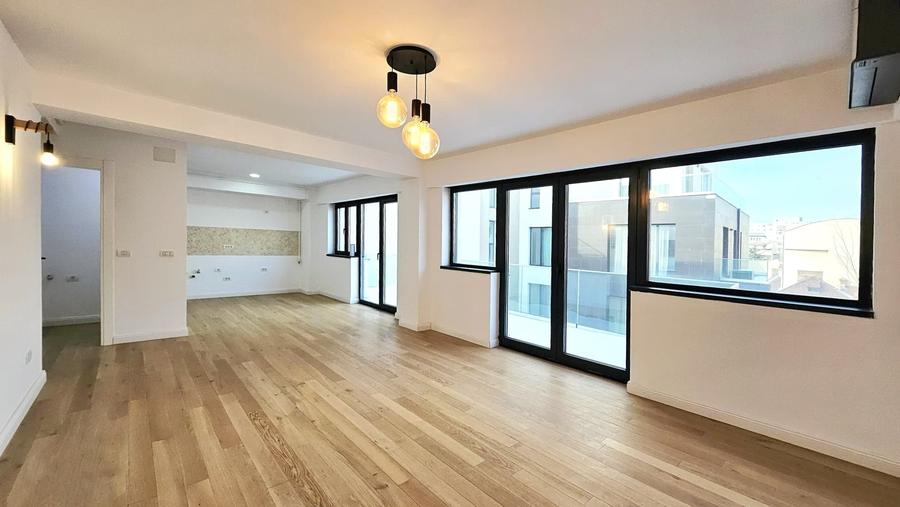 Apartament cu 3 camere decomandat în Polonă