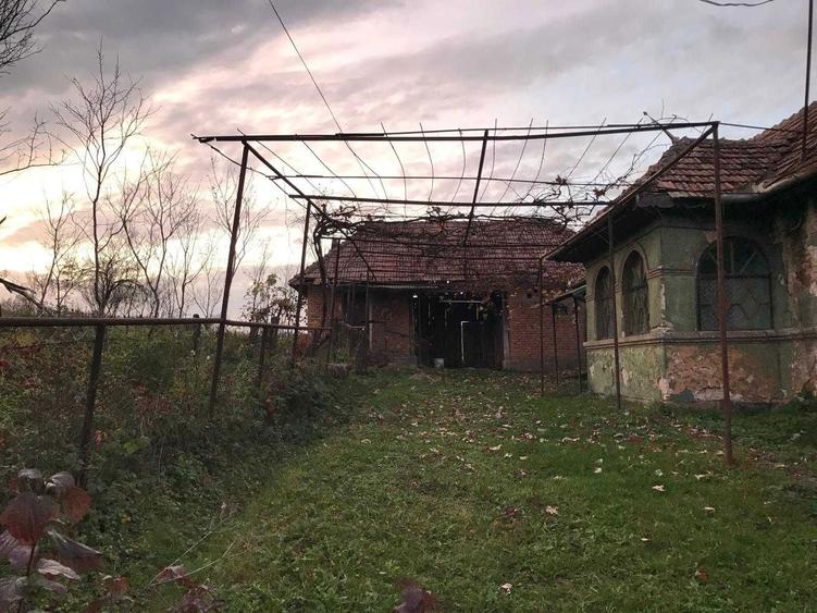 Teren intravilan cu constructii- 2.300 mp Jac, ideal casa de vacanta - 2