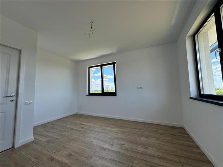 VILA IN CORBEANCA - OSTRATU // CURTE 364 MP // 5 CAMERE - 15