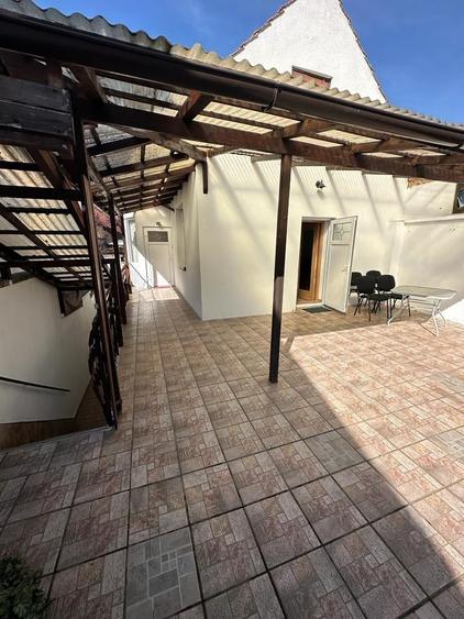 CASA SINGUR CURTE ZONA SCHEI - 3