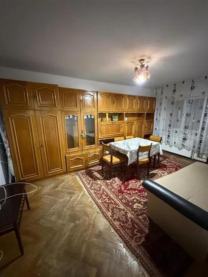Apartament cu 3 camere decomandat, mobilat în Dâmbovița