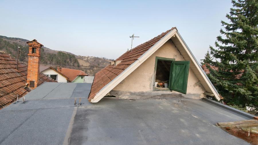 CASA SINGUR CURTE DE RENOVAT  cu teren 297 mp -ZONA PIATA UNIRII- comision 0% - 8