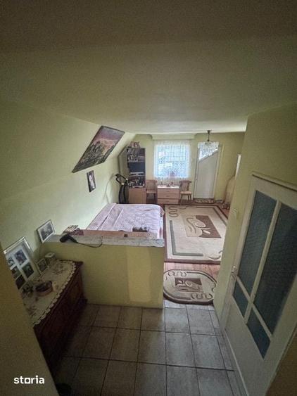 Vanzare- Casa spatioasa cu doua etaje, doua garaje si un foisor. - 2