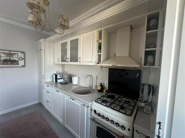 Apartament cu 3 camere decomandat, mobilat în Tătărași