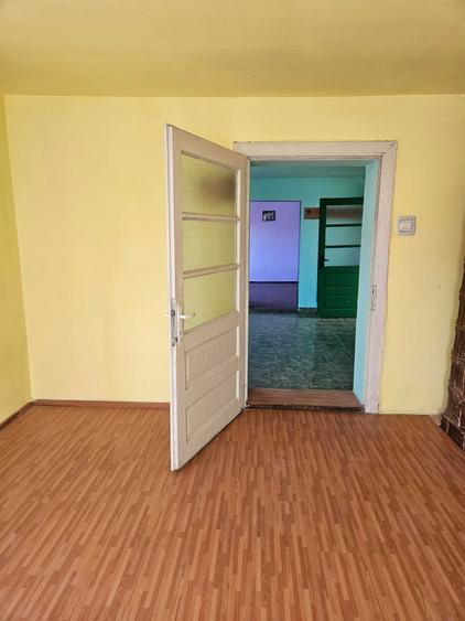 Casa ComCarta judSibiu curte si gradina 3 camere hol baie grajd sura magazie pivnita Apa gazul la poarta si curent Fantana in curte Zona buna PRET NEG - 6