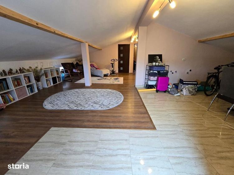 Casă cu 4 camere în Sintești