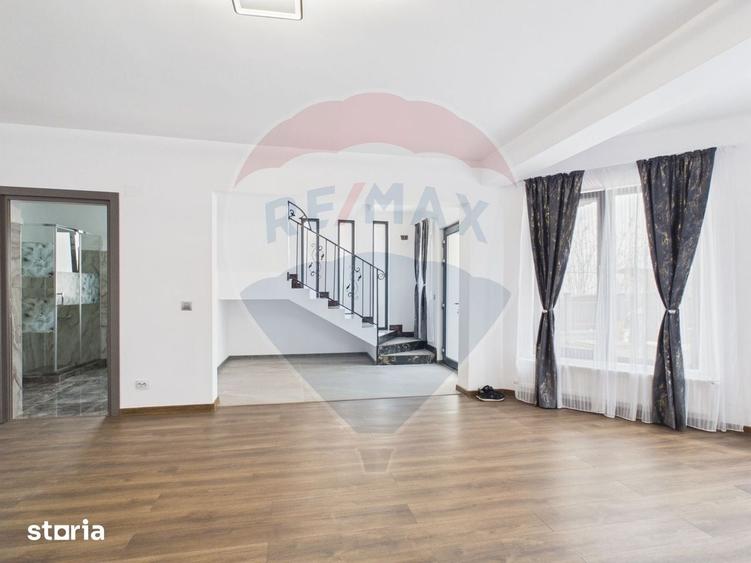 Casă cu 5 camere cu Teren 457 Mp în Vărăști