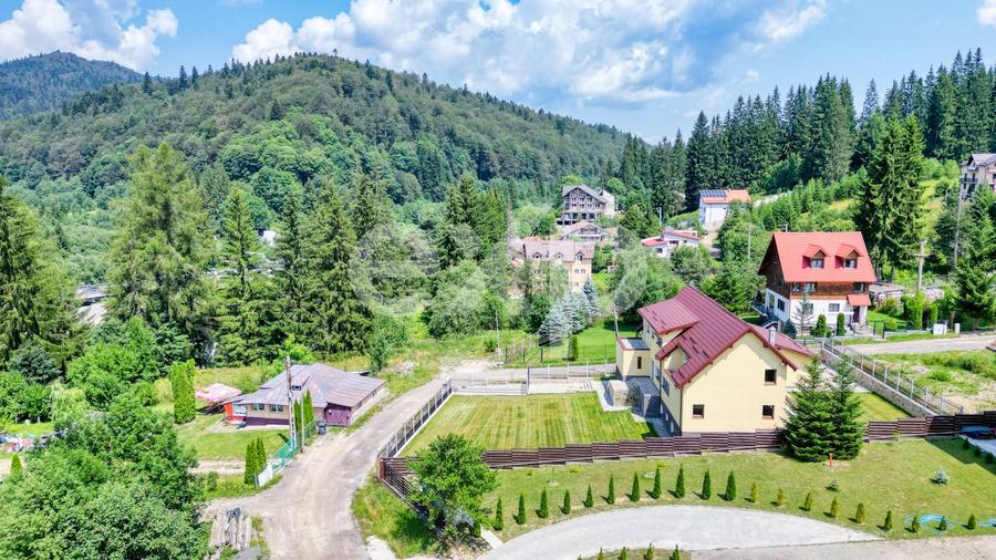 Casă individuală cu 8 camere cu Canalizare în Malul Ursului