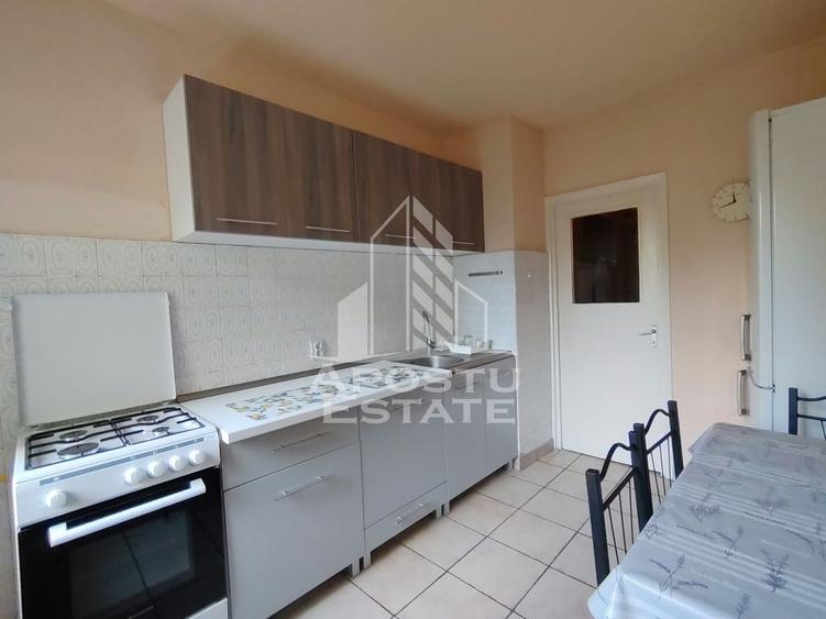 Apartament cu 3 camere semidecomandat, mobilat în Central