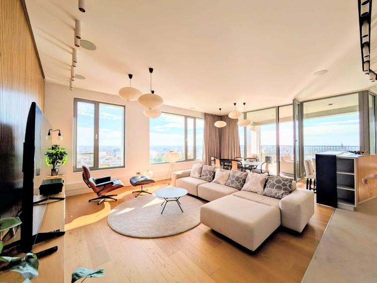 Penthouse cu 4 camere, mobilat în Central