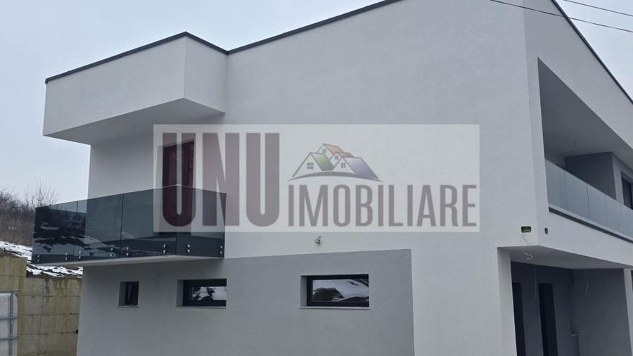 Casă individuală cu 5 camere cu Teren 700 Mp în Bucium