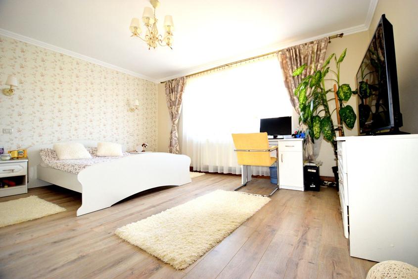 Casă individuală cu 8 camere cu Canalizare în Sânandrei