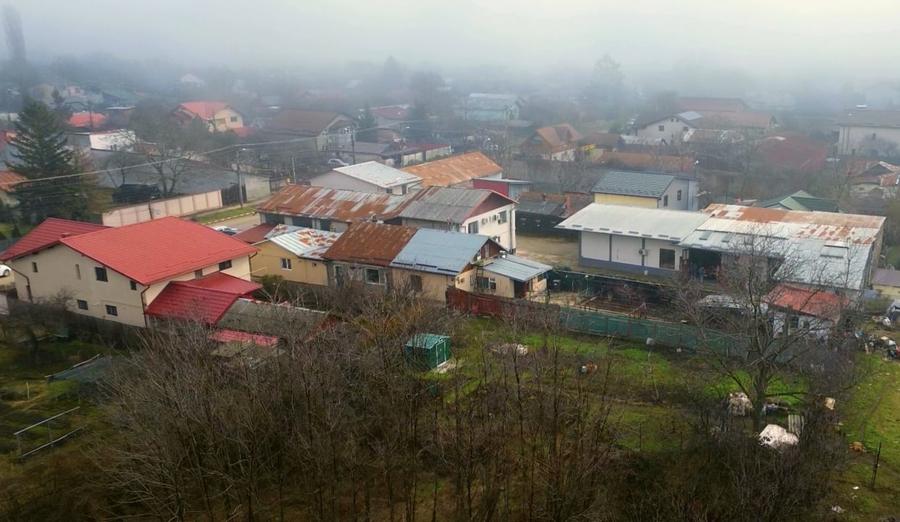 Vila 290mp + 4 spatii comerciale/depozitare, teren 1401 mp, acces DN1 - 5