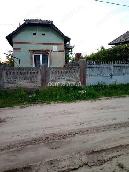 Vand casa veche cu teren intravilan