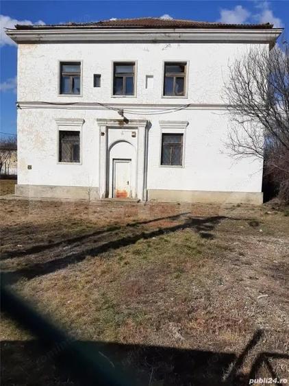 Cladire vanzare pe 3 nivele 15 camere,3 bai - 1