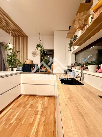 Duplex cu 5 camere cu Canalizare în Cristian