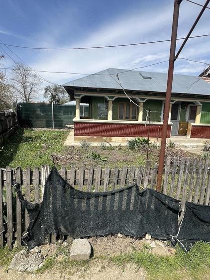 De vanzare casa veche in centru Crevedia mica - 5